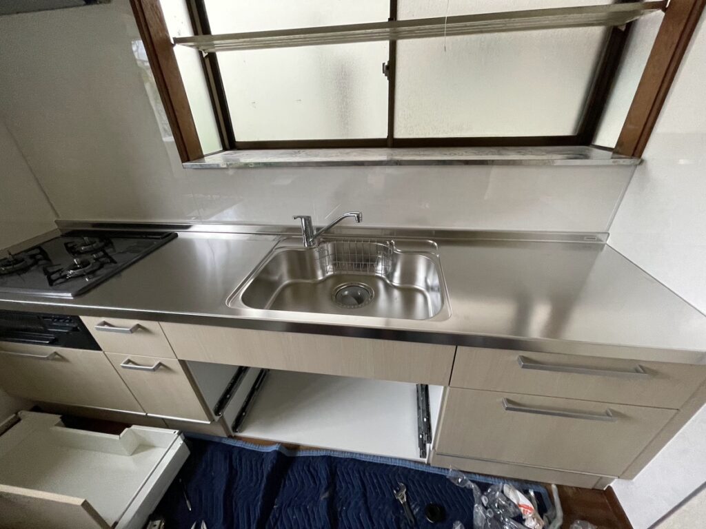 キッチン交換に伴う給排水接続工事の施工事例｜水まわりリフォーム