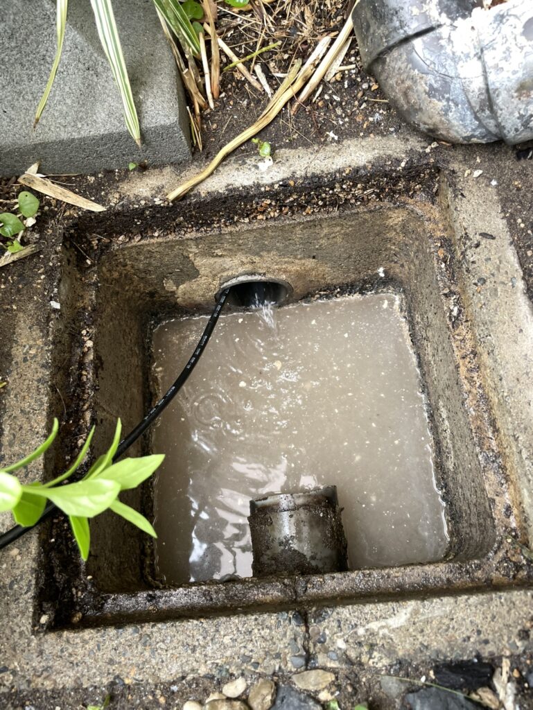 屋外排水管の油汚れ・蓄積汚れを根本解決！