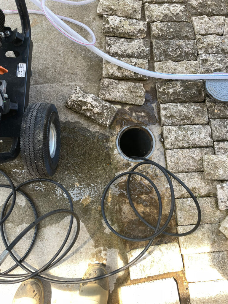 トイレ詰まり解消！屋外高圧洗浄作業