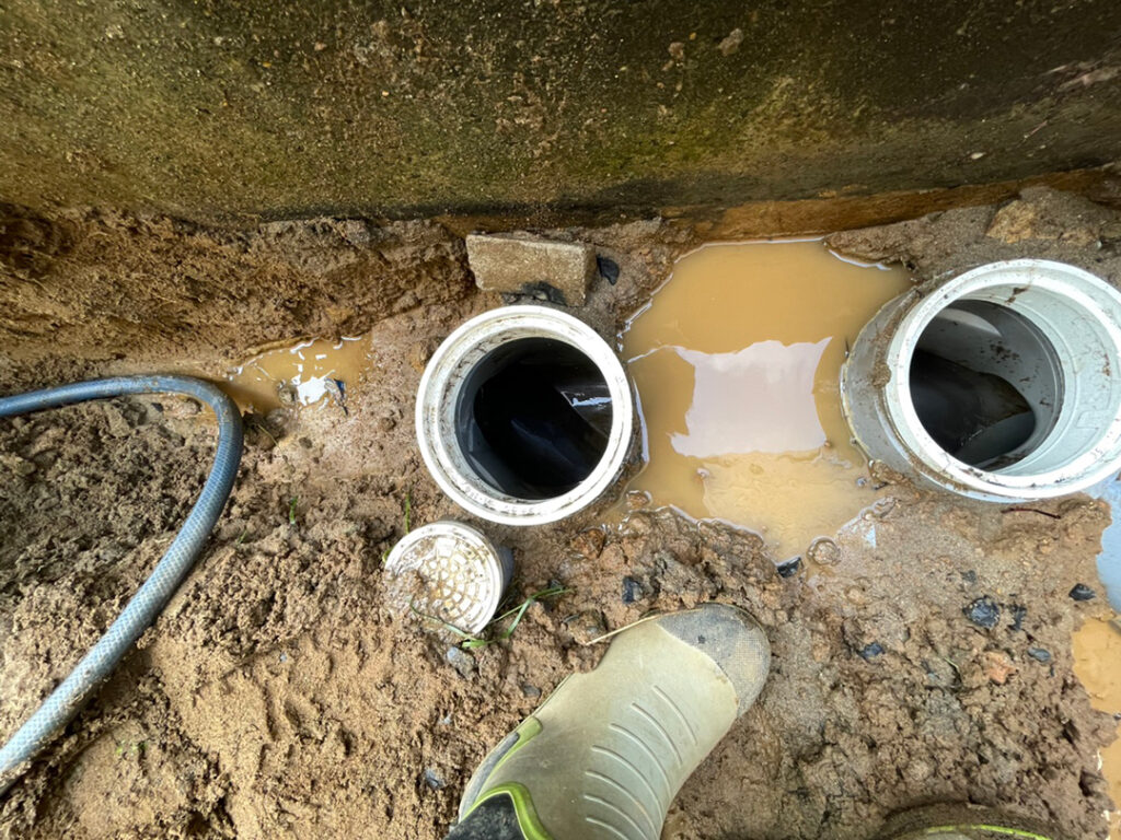 トイレ詰まり解消！屋外高圧洗浄作業