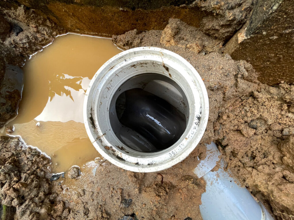 トイレ詰まり解消！屋外高圧洗浄作業