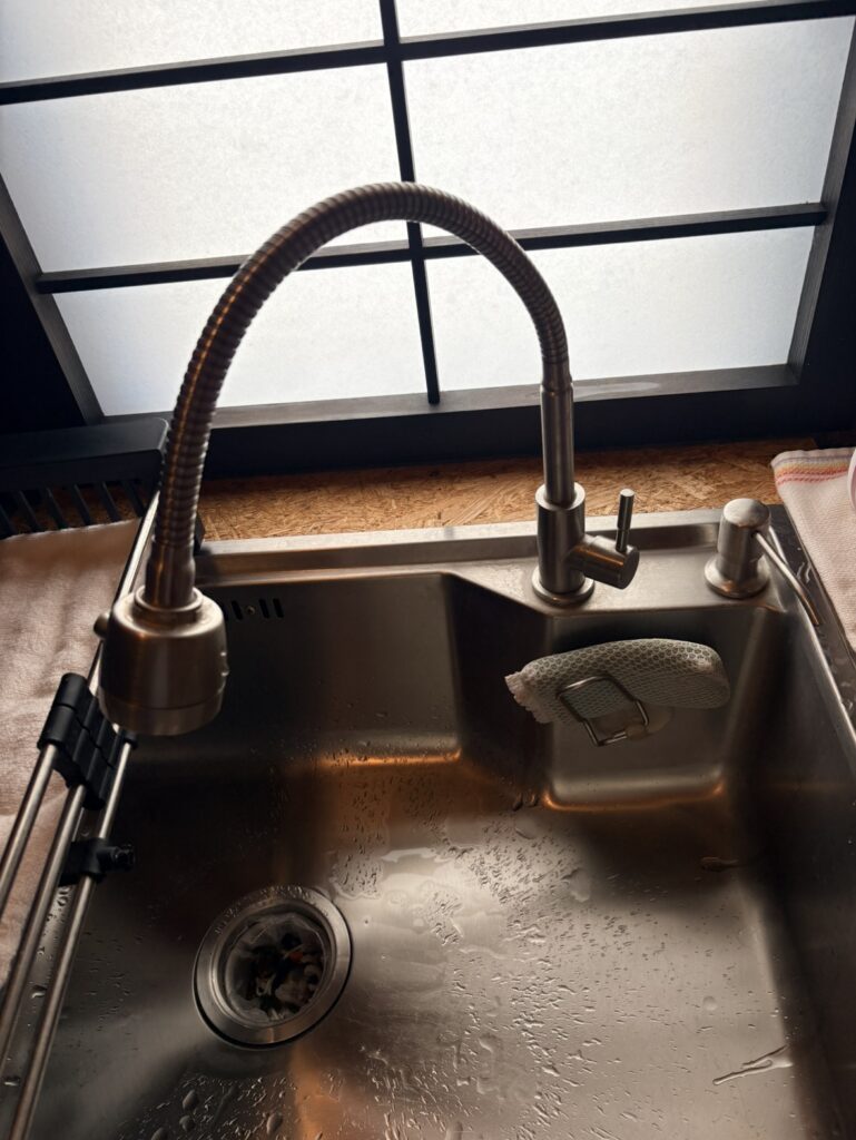 キッチンの水栓（蛇口）交換工事！使いやすいフレキシブルパイプ式水栓へリフレッシュ