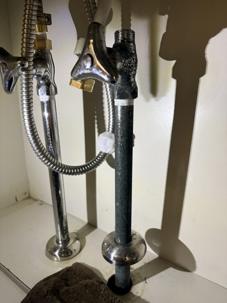 洗面所のストレート止水栓交換工事｜経年劣化による配管の錆び・水漏れ不安を解消！