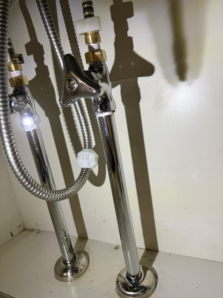 洗面所のストレート止水栓交換工事｜経年劣化による配管の錆び・水漏れ不安を解消！